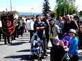 des visiteurs ravis par le spectacle sous un soleil radieux