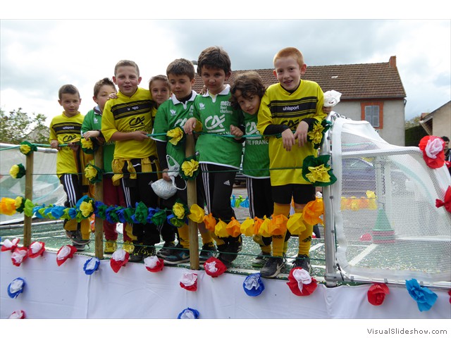 Les jeunes footballeurs défilant sur le char