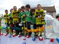 Les jeunes footballeurs défilant sur le char