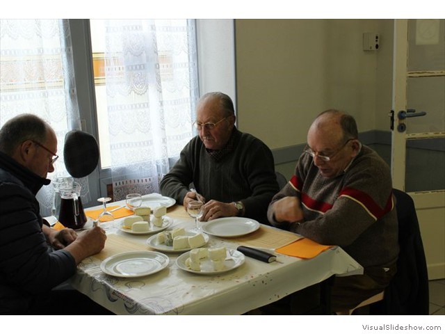 les jurés des fromages de chèvres sereins durant la dégustation