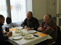 les jurés des fromages de chèvres sereins durant la dégustation