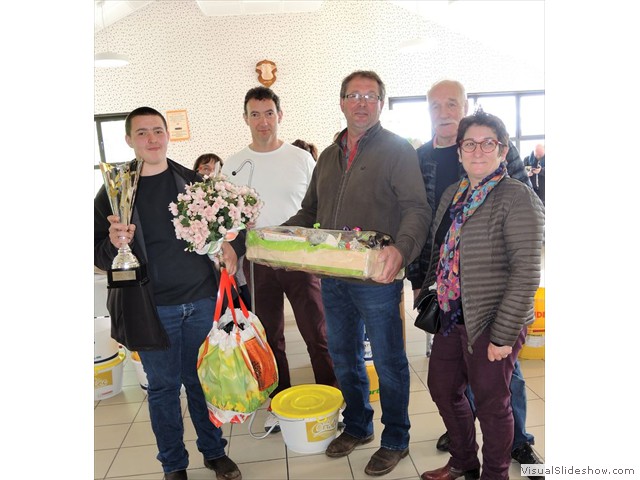 la famille GOLIARDON recevant son prix d'honneur