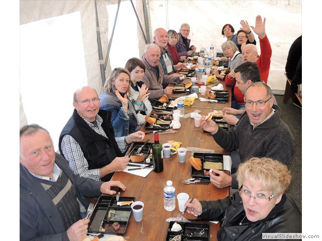 une tablée de visiteurs ravi du repas proposé par le Comité des Fêtes