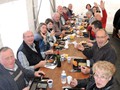 une tablée de visiteurs ravi du repas proposé par le Comité des Fêtes
