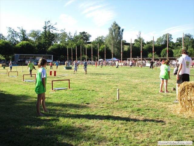 Camille et Inès se préparent pour le jeu des ados