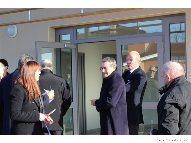 les personnalités devant la salle socio culturelle