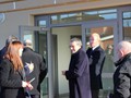 les personnalités devant la salle socio culturelle