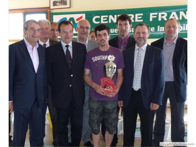 le prix d'honneur en agneaux de boucherie entouré des personnalités