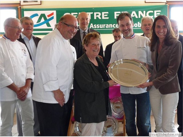 Suzanne BOURLOIS reçoit son prix des mains des personnalités locales du monde culinaire